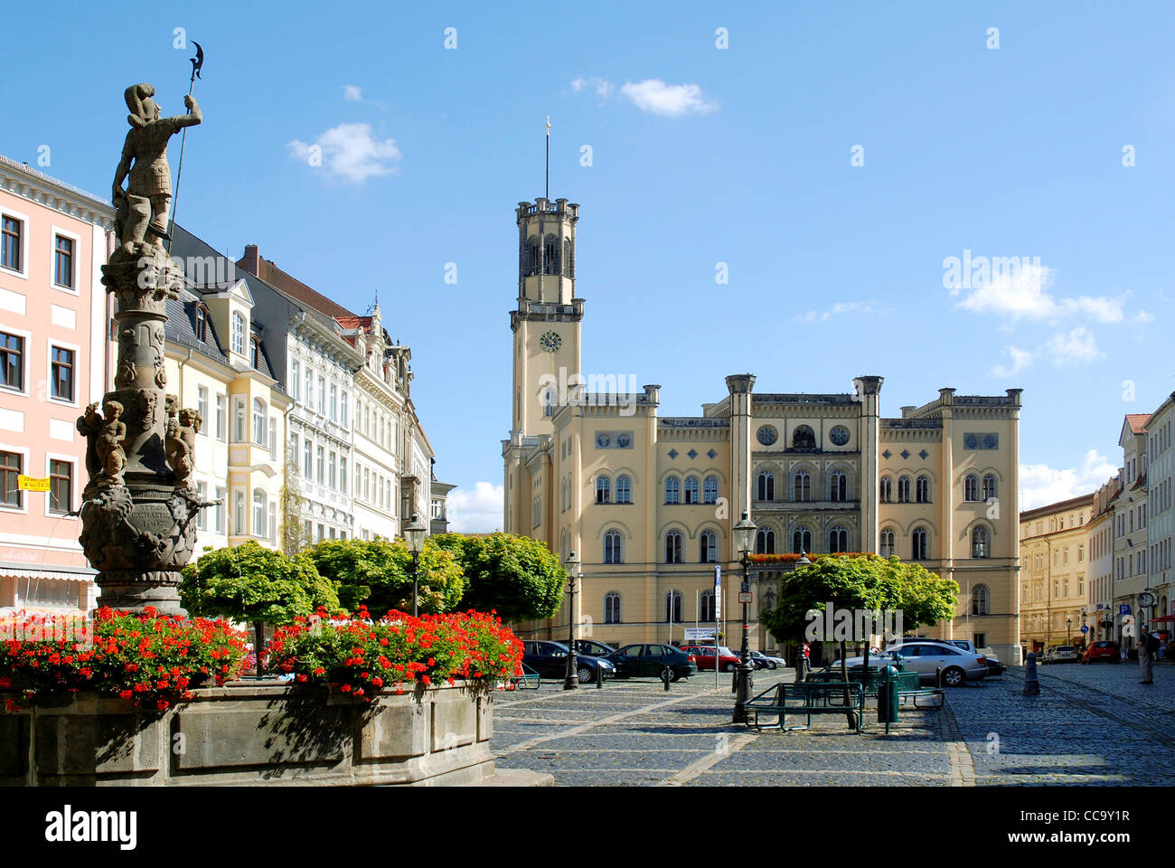 Municipio di oriente città sassone Zittau nello stile del Rinascimento italiano e Roland fontana sul mercato. Foto Stock