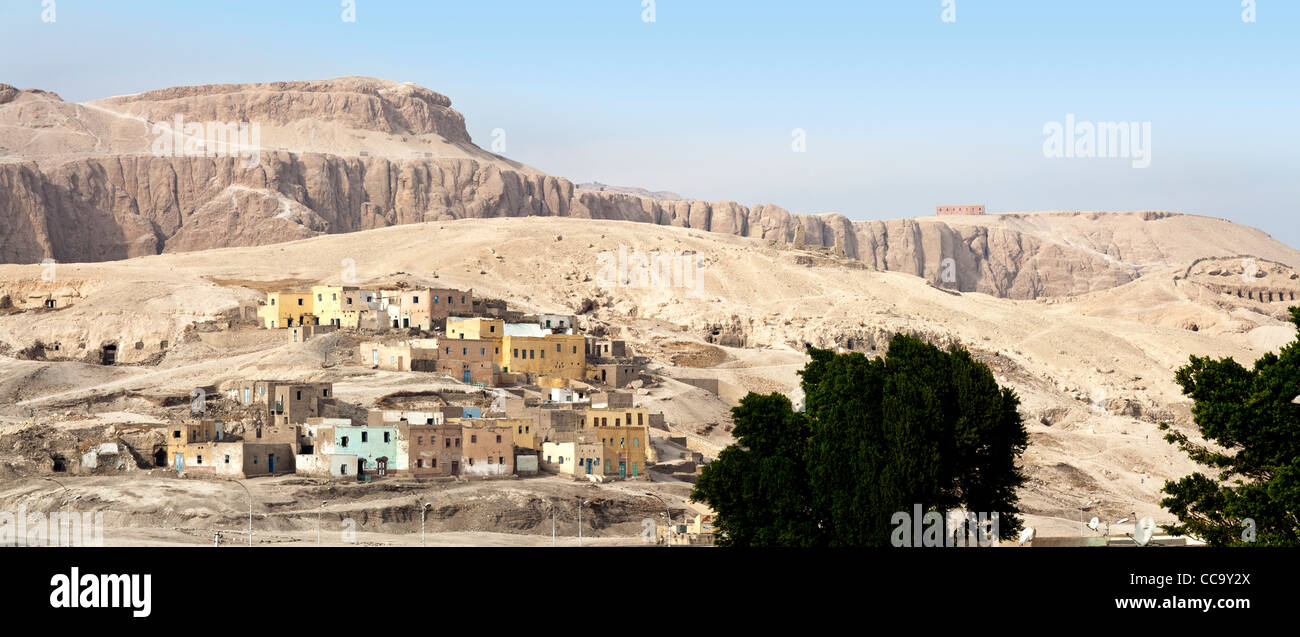 Panorama della Cisgiordania montagne con ultime case di Gourna del Luxor Egitto Foto Stock
