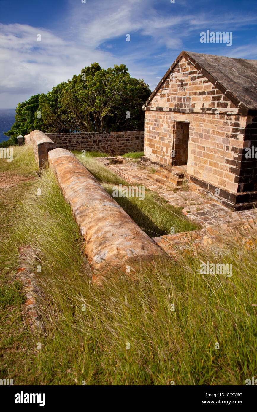 Protezione e lookout edifici che si affacciano l'Ammiraglio Nelson's darsene, Antigua, Isole Sottovento, West Indies Foto Stock
