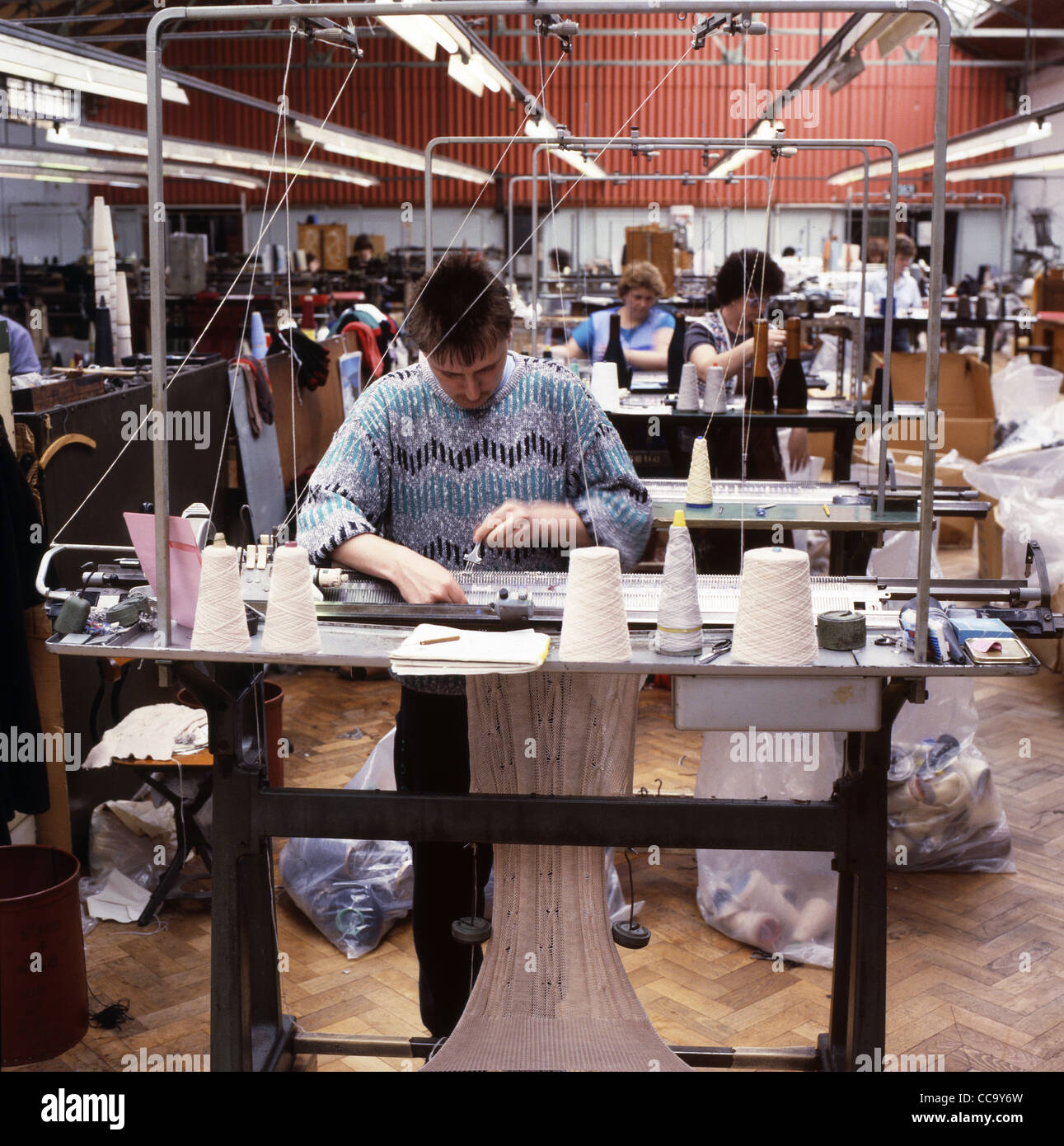 Lavoratori dipendenti uomo che lavorano su calzini da maglieria a maglia  presso la fabbrica di calzetteria di Corgi a Pantyfynnon, Ammanford South  Wales UK KATHY DEWITT Foto stock - Alamy