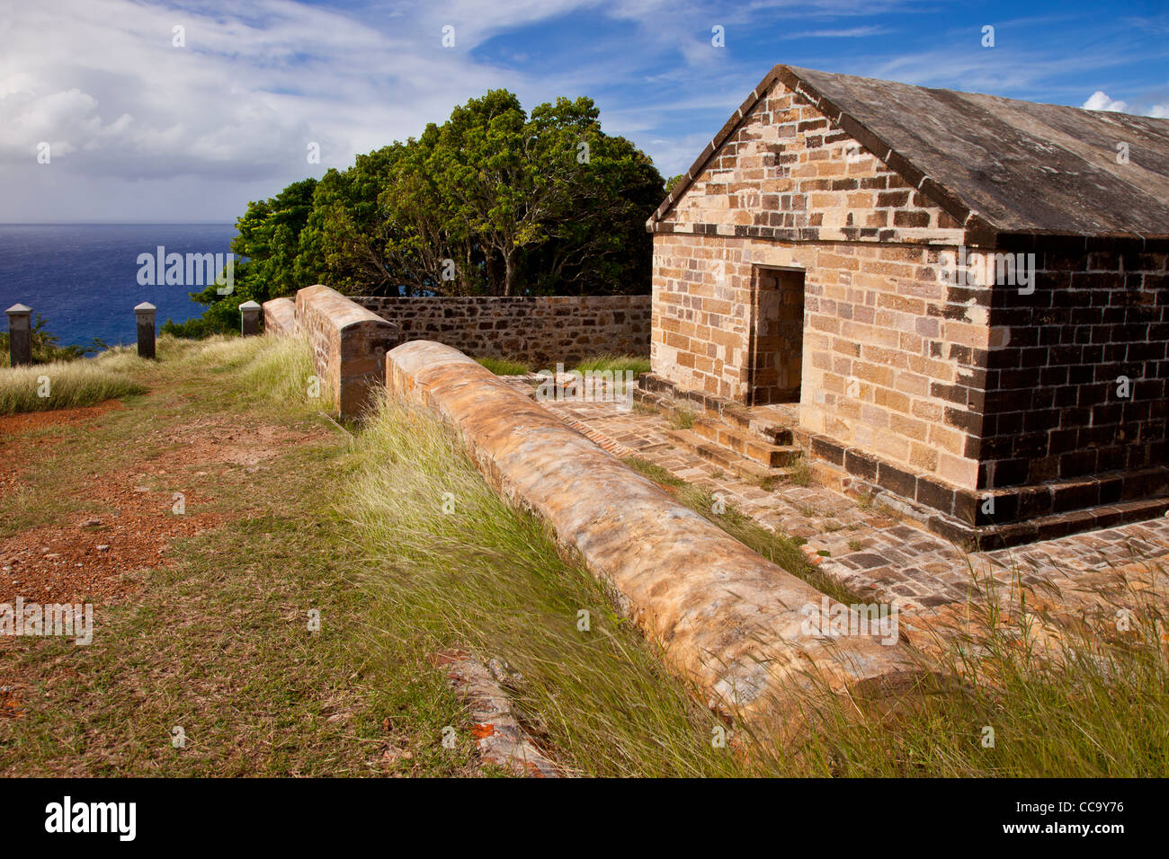 Protezione e lookout edifici che si affacciano l'Ammiraglio Nelson's darsene, Antigua, Isole Sottovento, West Indies Foto Stock