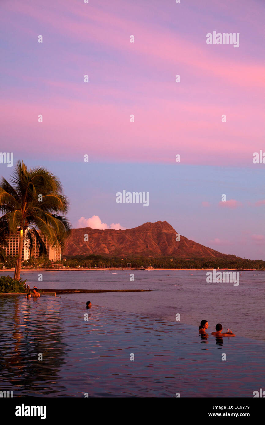 Il tramonto e la piscina presso l'SheratonWaikiki, della spiaggia di Waikiki, Honolulu, Hawaii. Foto Stock
