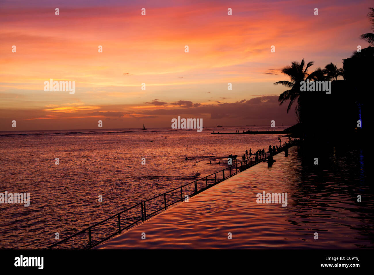 Il tramonto e la piscina presso l'SheratonWaikiki, della spiaggia di Waikiki, Honolulu, Hawaii. Foto Stock