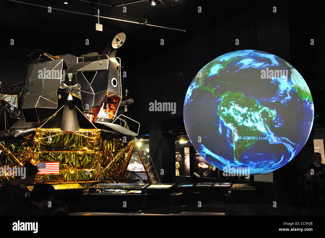 STATI UNITI. capsula di atterraggio della luna e globo della terra al Museo della Scienza, Kensington, Greater London, England, United Kingdo Foto Stock