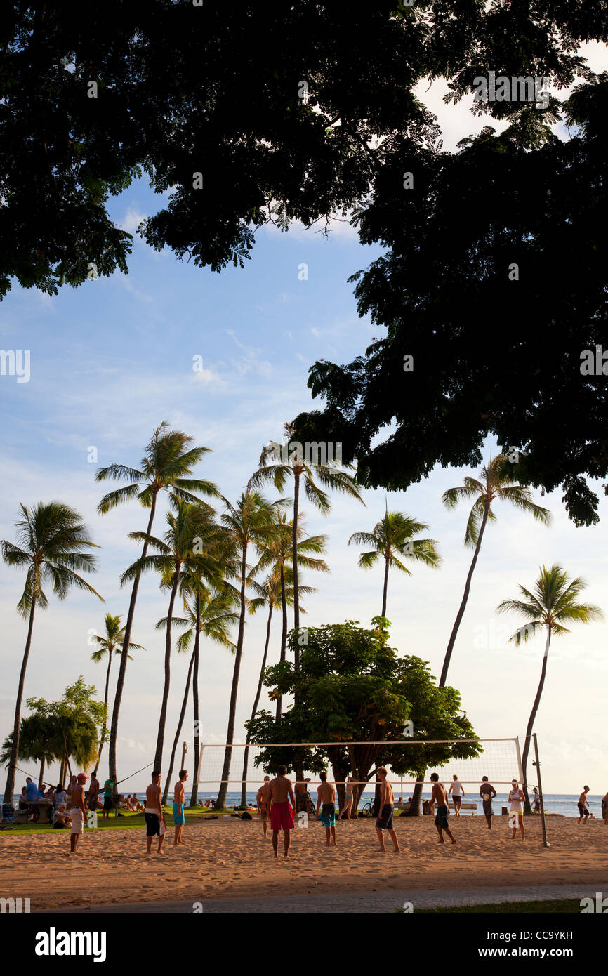 Giocando a pallavolo al Parco Fort DeRussy, della spiaggia di Waikiki, Honolulu, Hawaii. Foto Stock