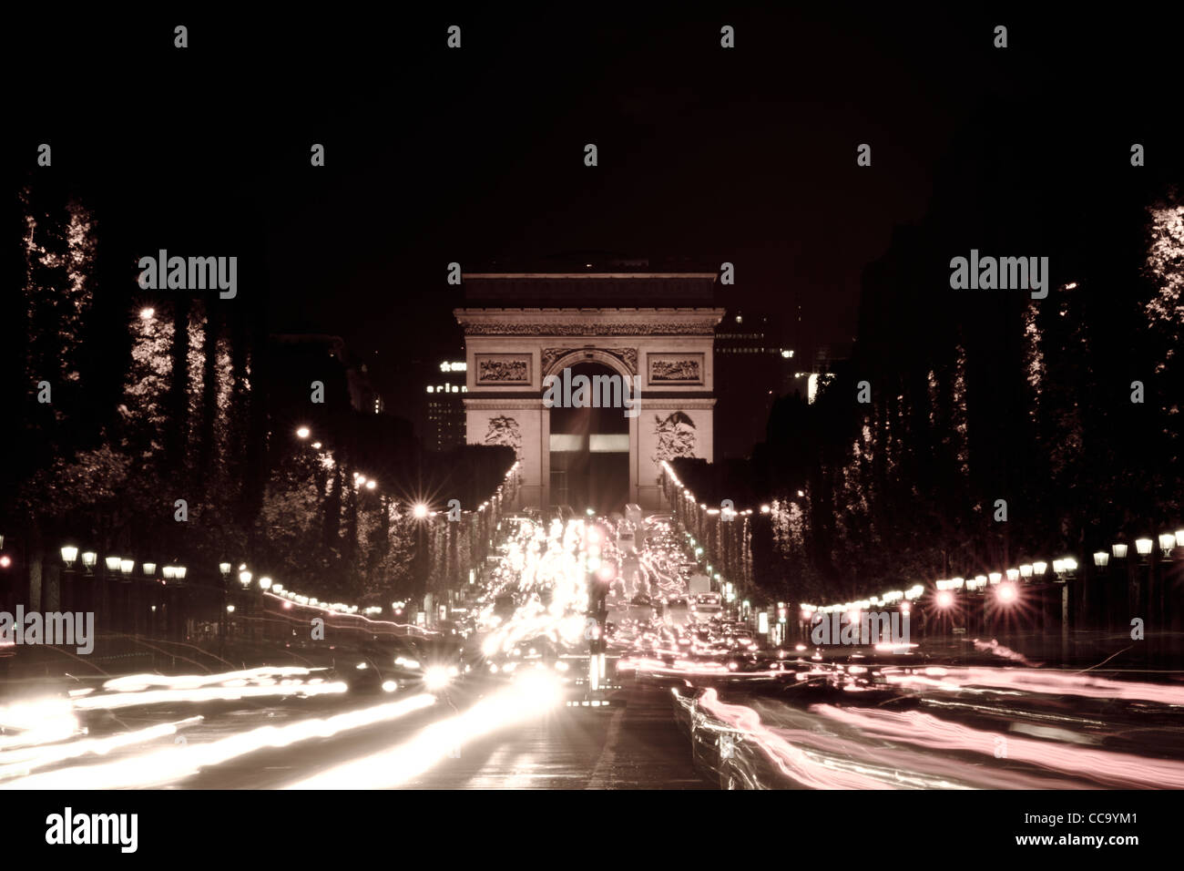 L'Arc de Triomphe di notte dai Champs Elysee, Parigi, Francia Foto Stock