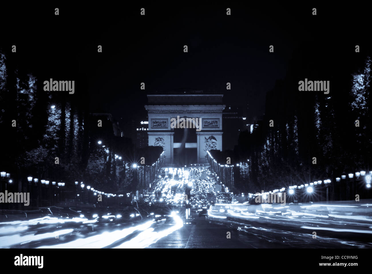 L'Arc de Triomphe di notte dai Champs Elysee, Parigi, Francia Foto Stock