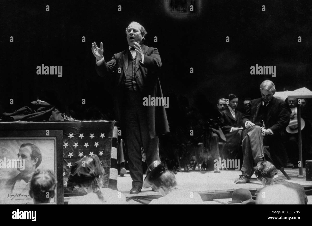 William Jennings Bryan in piedi accanto alla bandiera Tavolo drappeggiato sul palco durante il 1908 Convenzione Nazionale Democratica Foto Stock