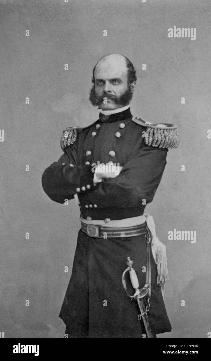 Brig. Ambrogio generale E. Burnside, in piedi, rivolto leggermente verso sinistra, bracci piegato attraverso il torace, indossando uniforme di circa 1865 Foto Stock