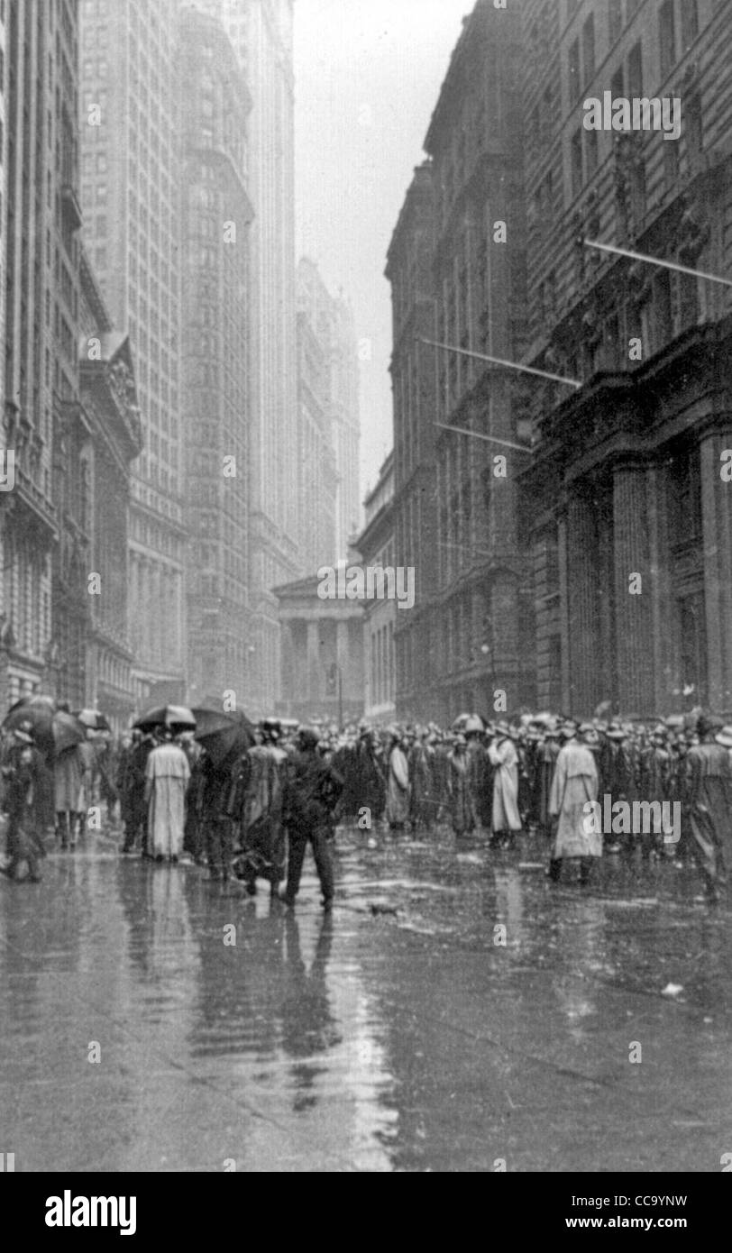 Il cordolo di mercato, New York City - Stock traders su Broad Street in un giorno di pioggia, circa 1922. Foto Stock