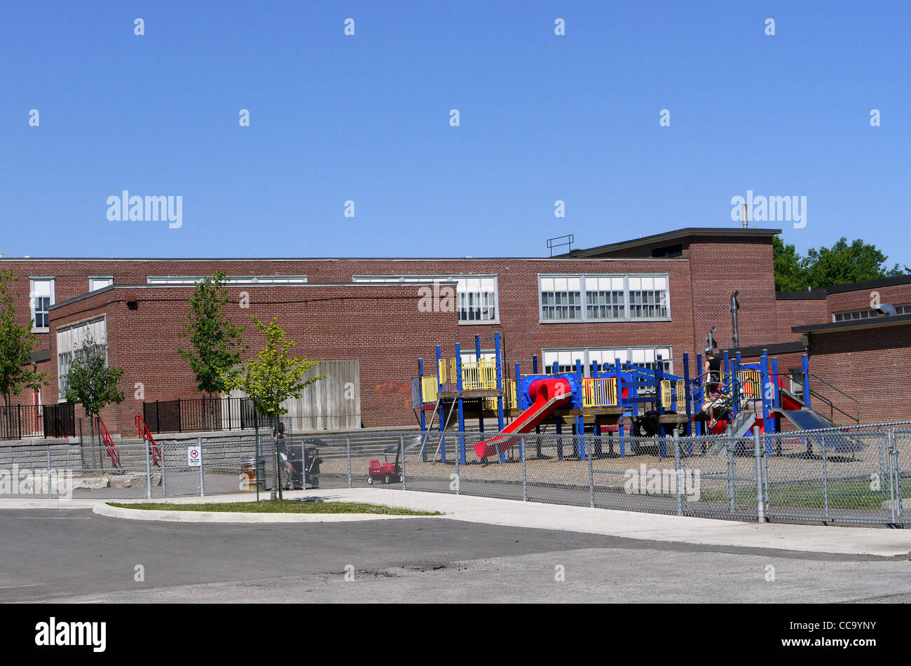 Edificio scolastico e di un parco giochi per bambini Foto Stock