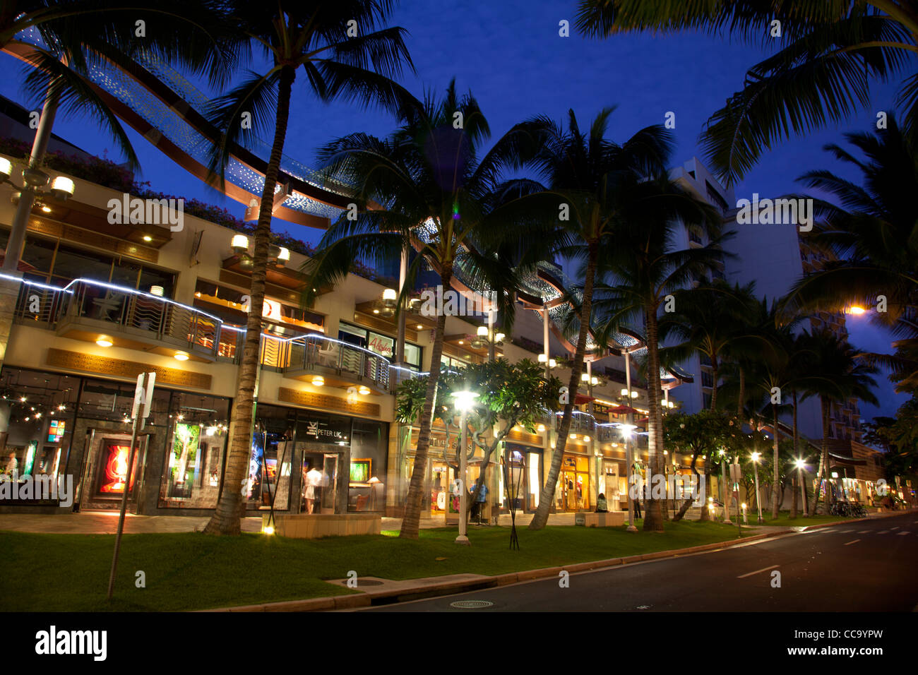 Negozi nel centro città vicino alla spiaggia di Waikiki, Honolulu, Hawaii. Foto Stock