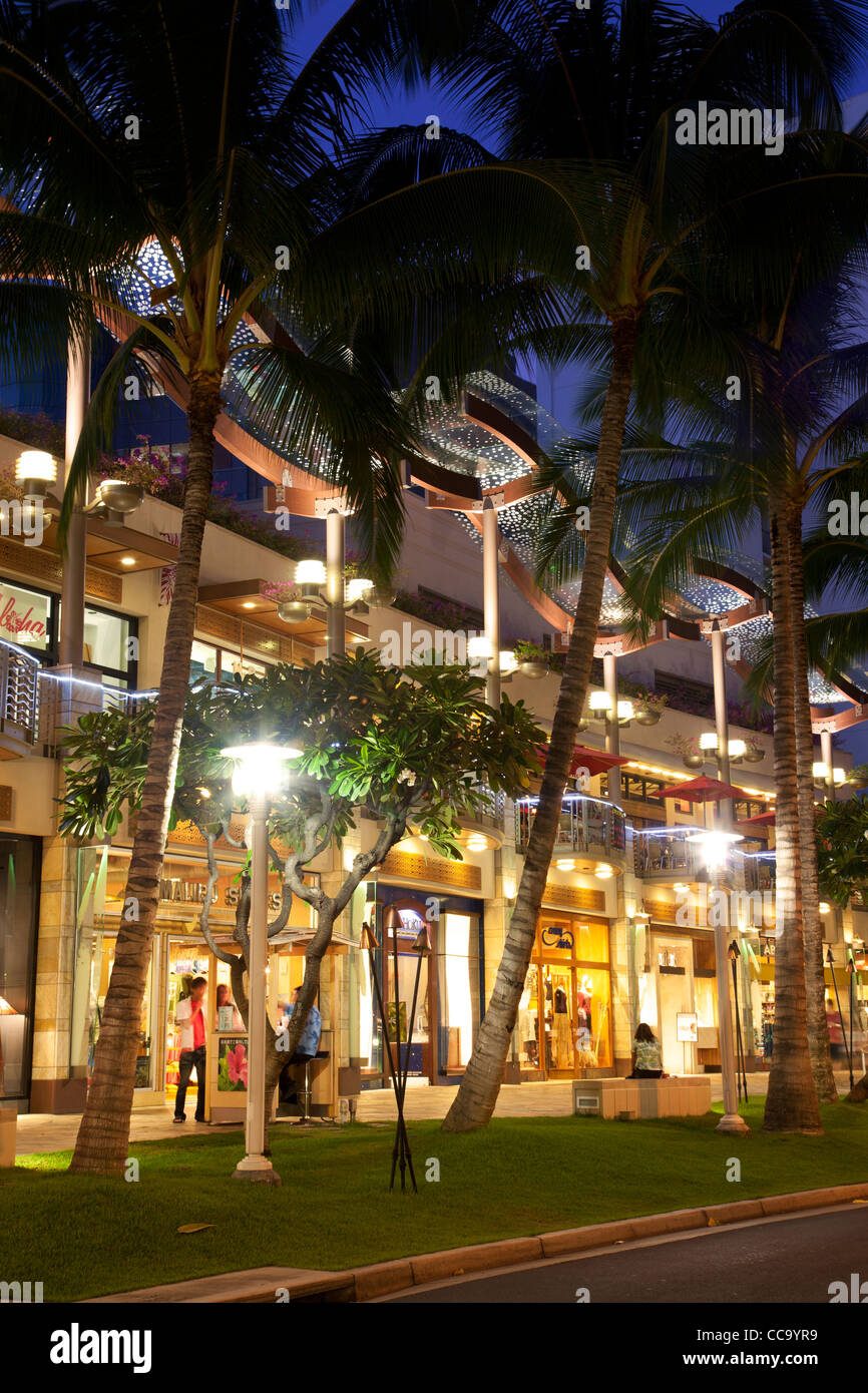 Negozi nel centro città vicino alla spiaggia di Waikiki, Honolulu, Hawaii. Foto Stock