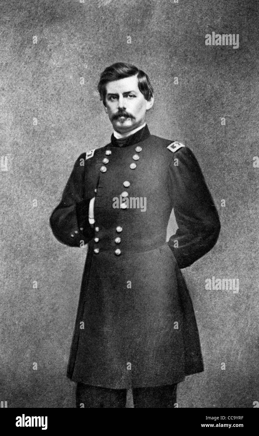Il maggiore generale George Brinton McClellan, ritratto a figura intera, in piedi, rivolto verso la parte anteriore, circa 1861. Foto Stock