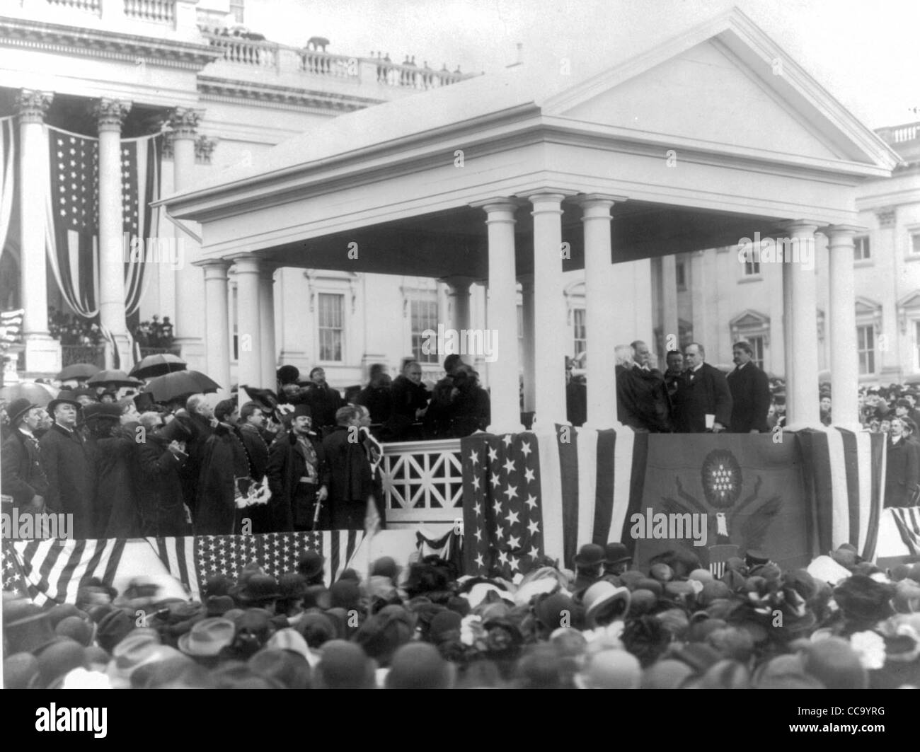 William McKinley, Presidente USA, tenendo giuramento; mezza lunghezza, in piedi, rivolto verso sinistra 1901 Foto Stock