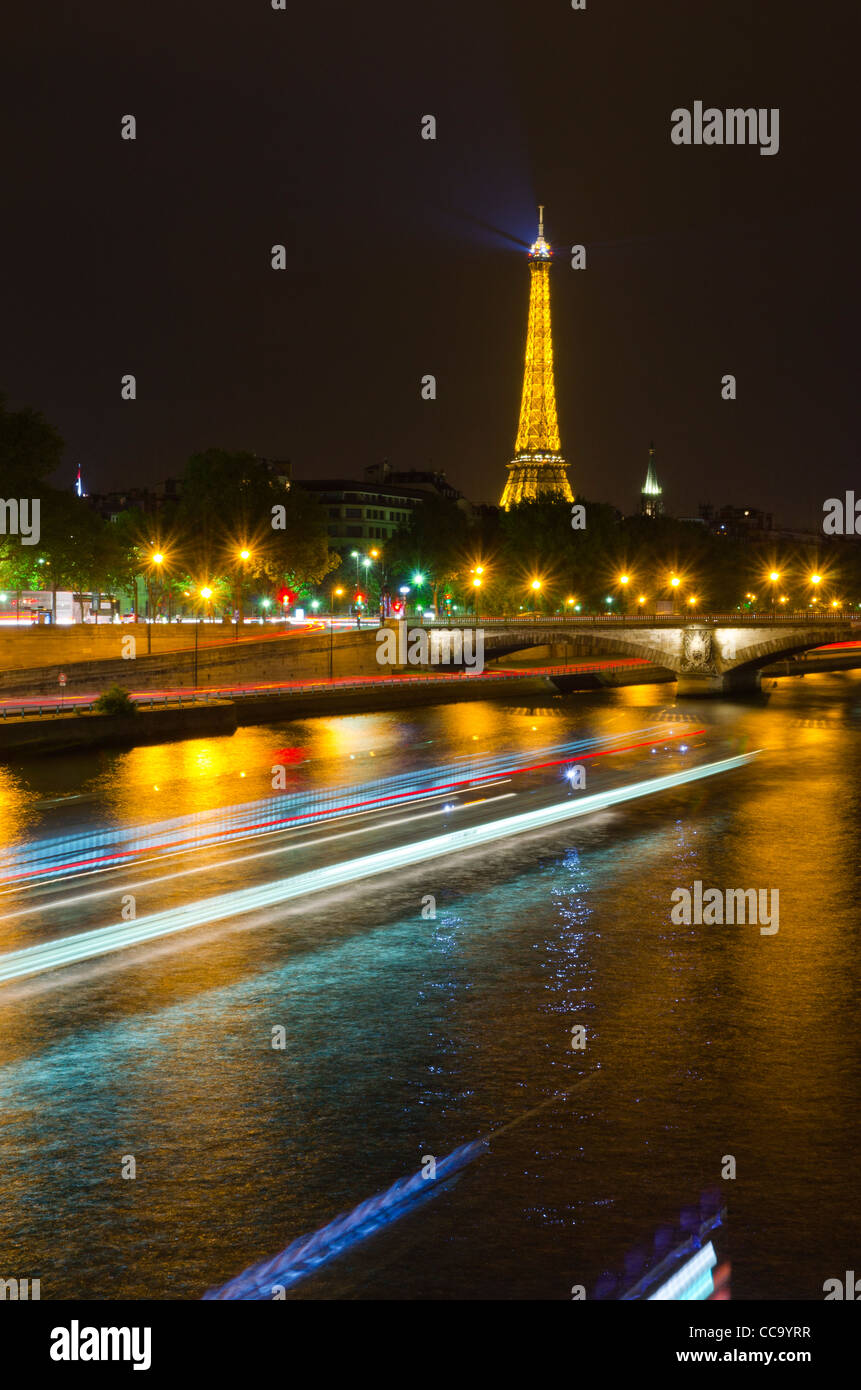 La torre Eiffel di notte e tour in barca sul fiume Senna, Parigi, Francia Foto Stock