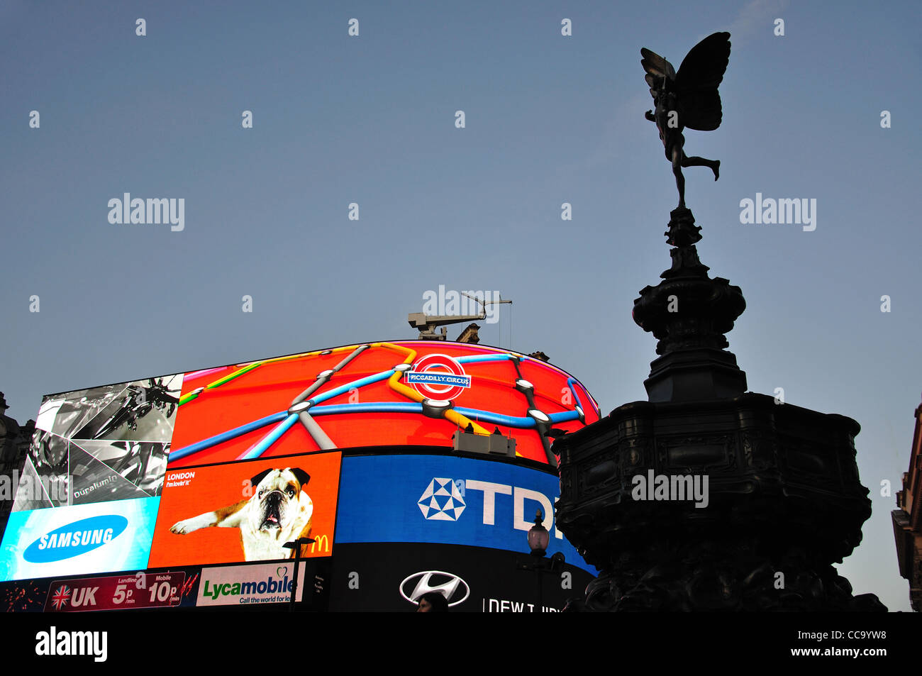 Statua di Anteros e insegne illuminate, Piccadilly Circus, West End, City of Westminster, Londra, Inghilterra, Regno Unito Foto Stock