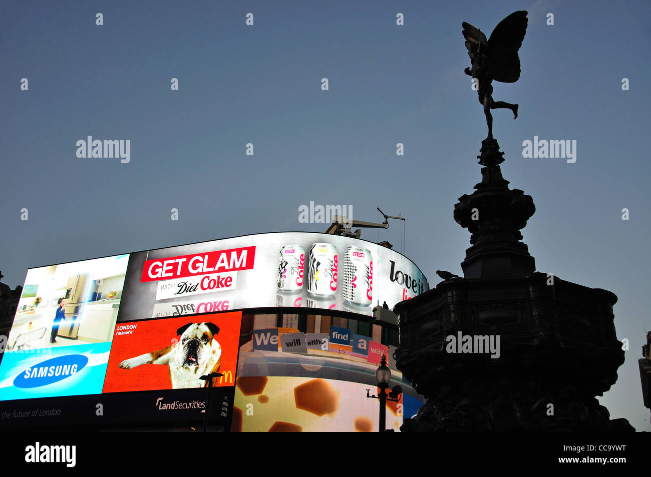Statua di Anteros e insegne illuminate, Piccadilly Circus, West End, City of Westminster, Londra, Inghilterra, Regno Unito Foto Stock