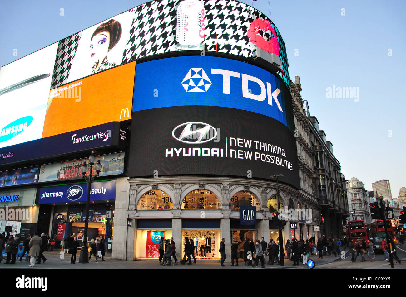 Insegne pubblicitarie luminose insegne, Piccadilly Circus e il West End, la City of Westminster, Londra, Inghilterra, Regno Unito Foto Stock