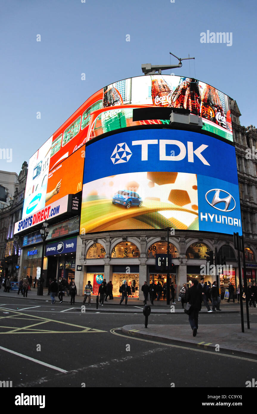 Insegne pubblicitarie luminose insegne, Piccadilly Circus e il West End, la City of Westminster, Londra, Inghilterra, Regno Unito Foto Stock