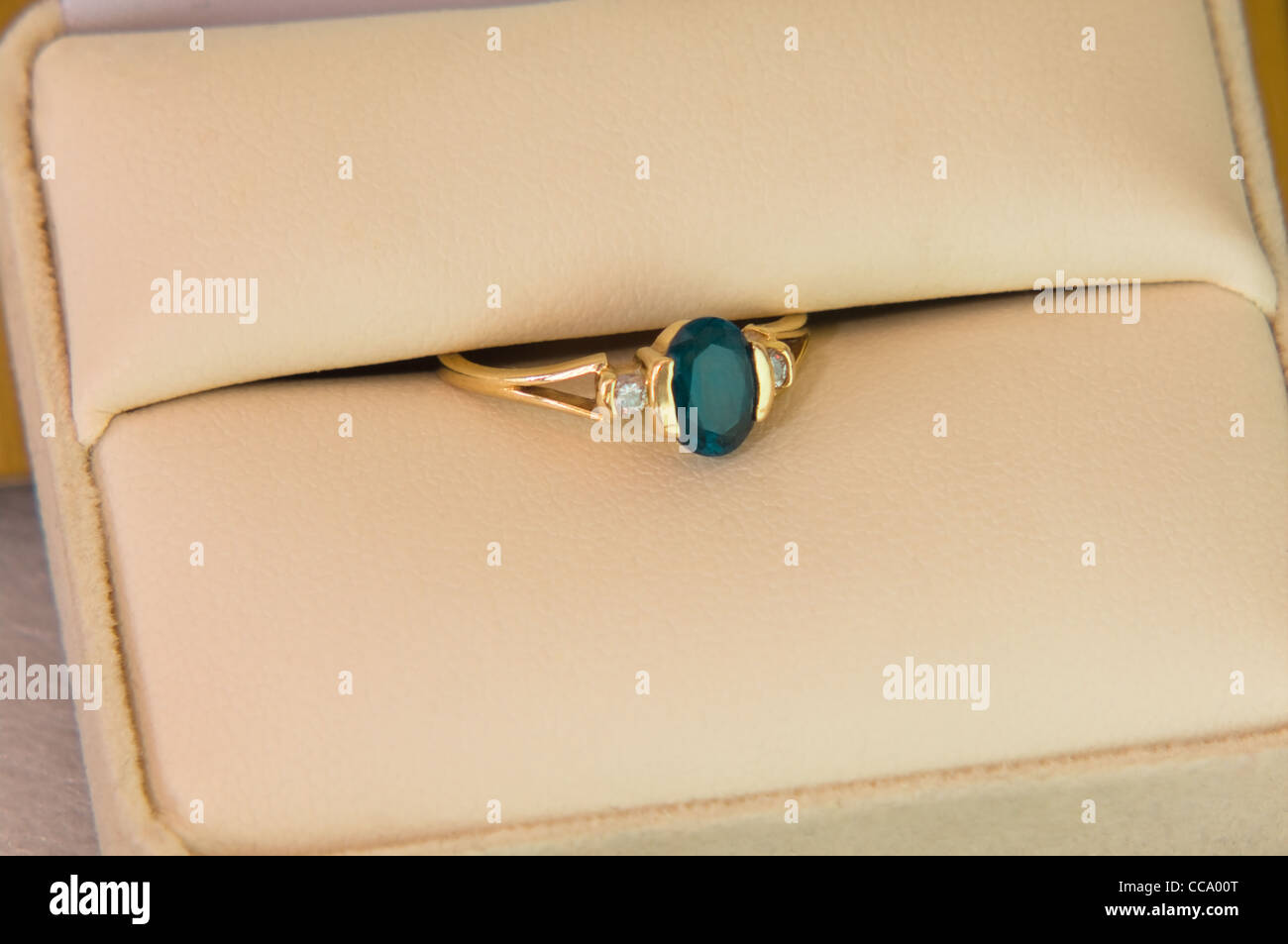 Anello in oro decorate con grande topazio azzurro pietra centrale e diamanti Foto Stock