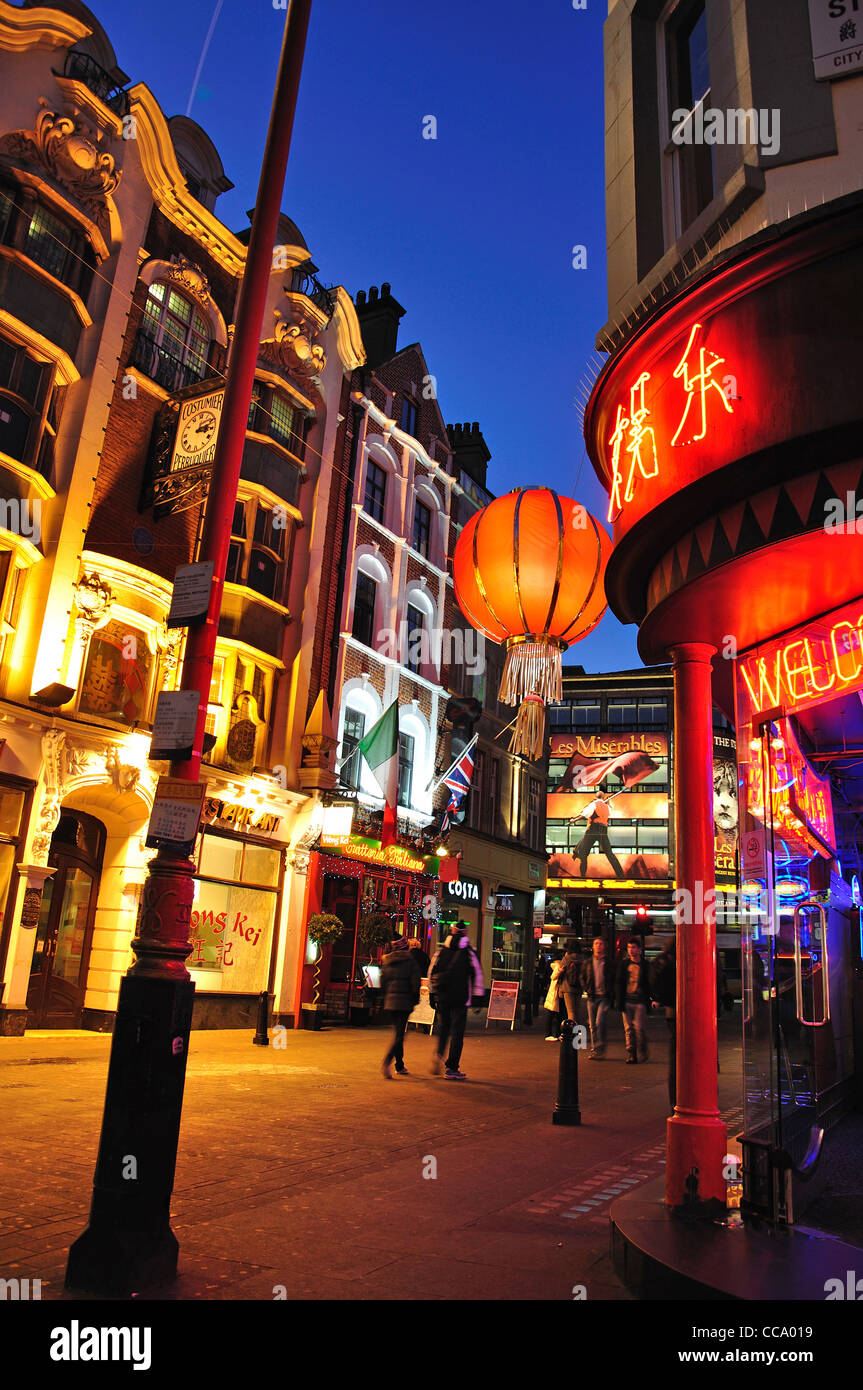 Anno Nuovo Cinese lanterne in Whitcomb Street, Chinatown, West End, la City of Westminster, Londra, Inghilterra, Regno Unito Foto Stock