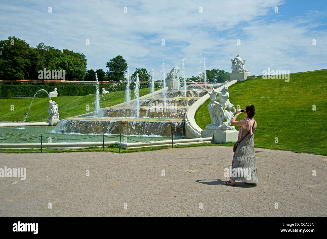 Fontana del palazzo del Belvedere di Vienna lady donna giovane fotografa di scattare una foto Foto Stock