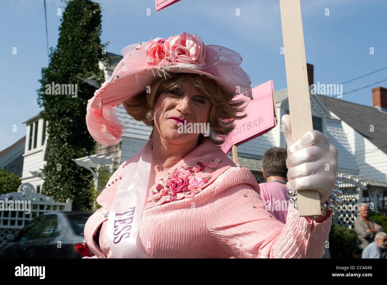 Una Drag Queen parate giù strada commerciale di carnevale a Provincetown. Foto Stock