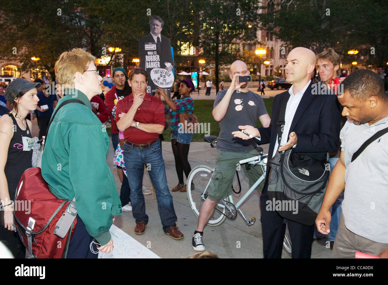 Un imprenditore dibattiti occupano Chicago contestatori. Riprendere il rally di Chicago. Ottobre 10, 2011. Foto Stock