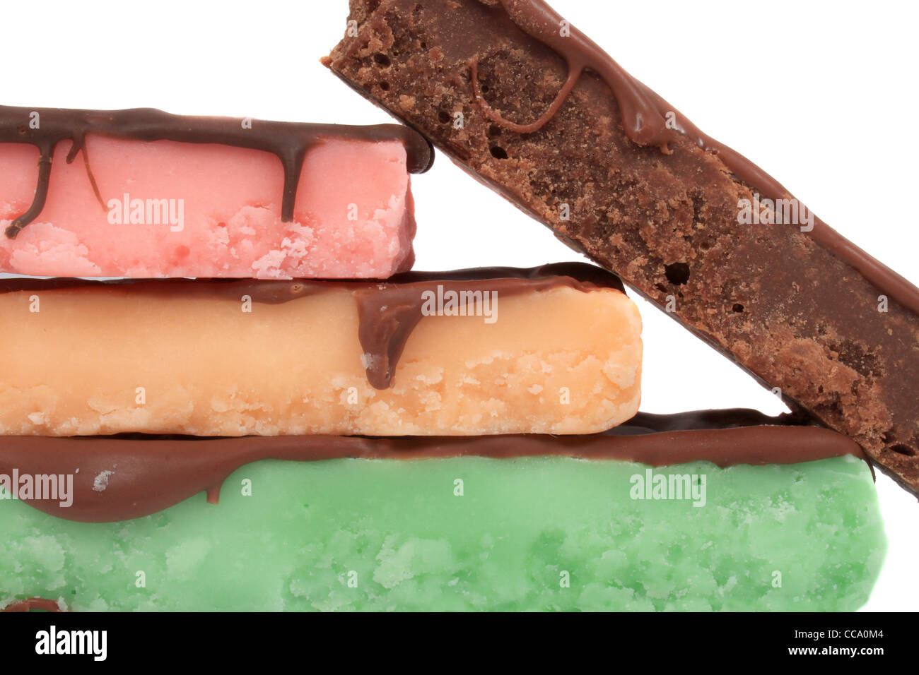 Quattro impilati fudge barre in diversi colori e sapori come la menta, arancio, cioccolato e fragola su sfondo bianco Foto Stock