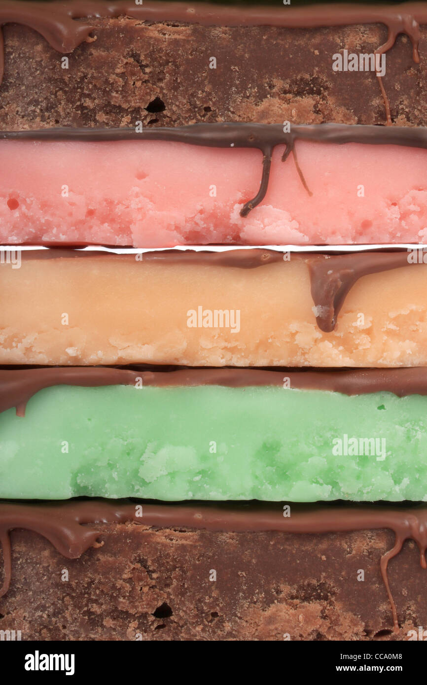Close up di fudge bar palo in diversi colori e sapori ricoperto di cioccolato Foto Stock