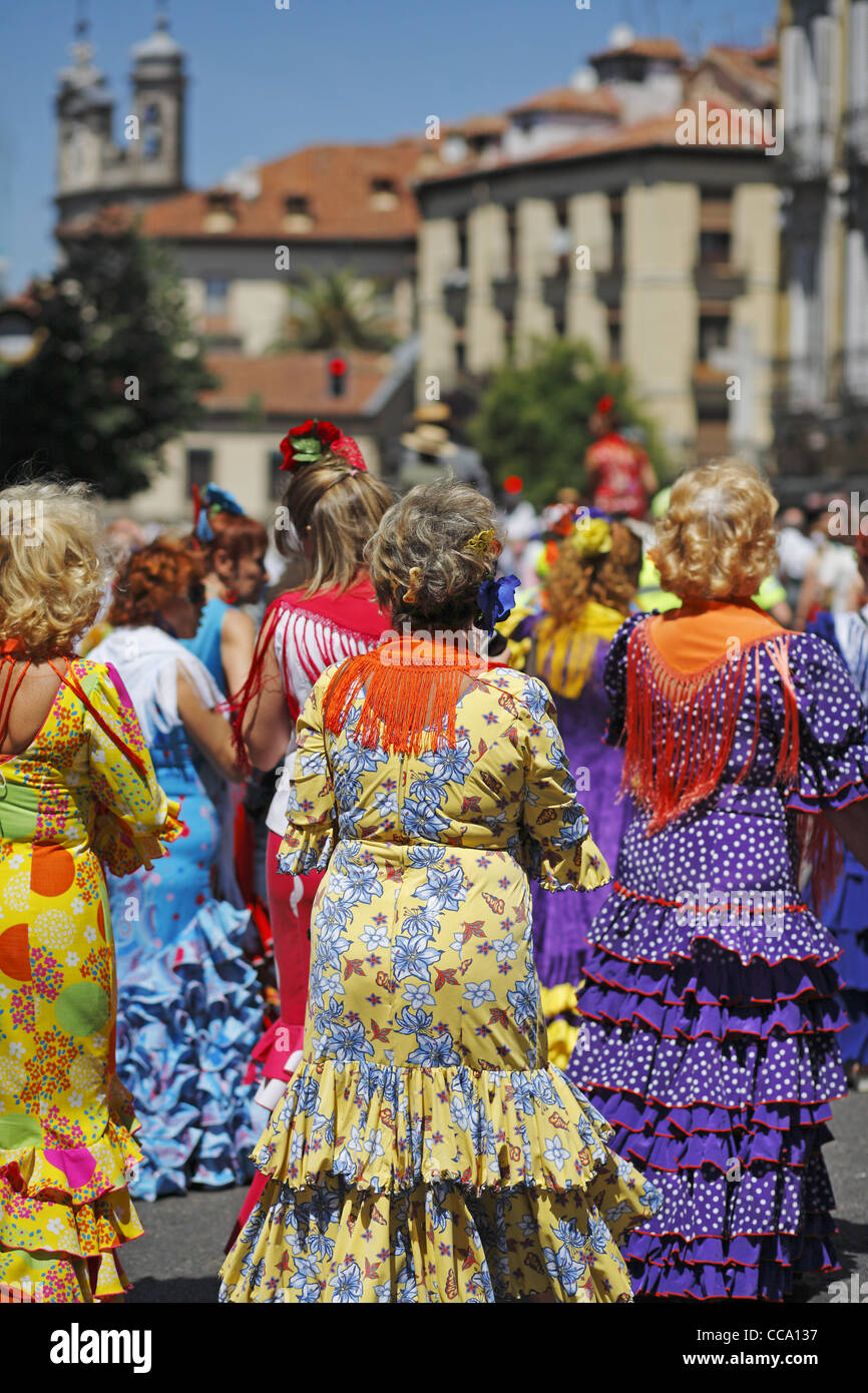 Donna che indossa abiti tradizionali durante la Virgen del Rocío processione, Madrid, Spagna Foto Stock