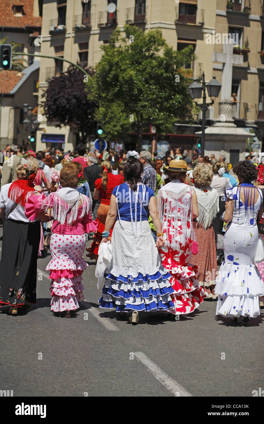 Donna che indossa abiti tradizionali durante la Virgen del Rocío processione, Madrid, Spagna Foto Stock