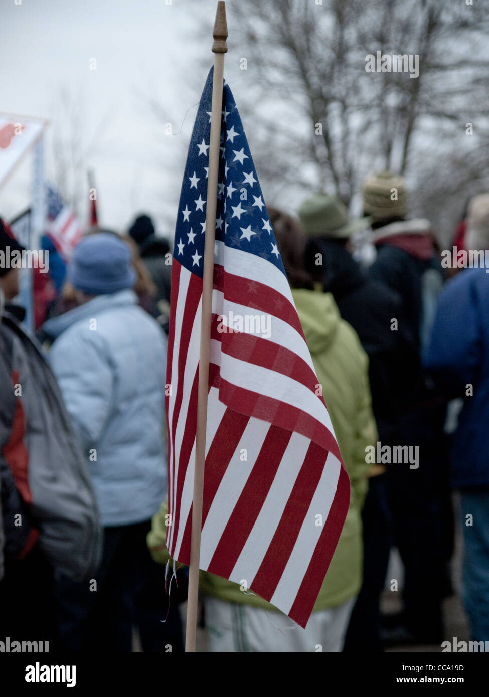 Protester in Ann Arbor Michigan gennaio 16 2012 tenendo una bandiera a Martin Luther King giorno marzo al Governatore Rick Snyder della casa. Foto Stock