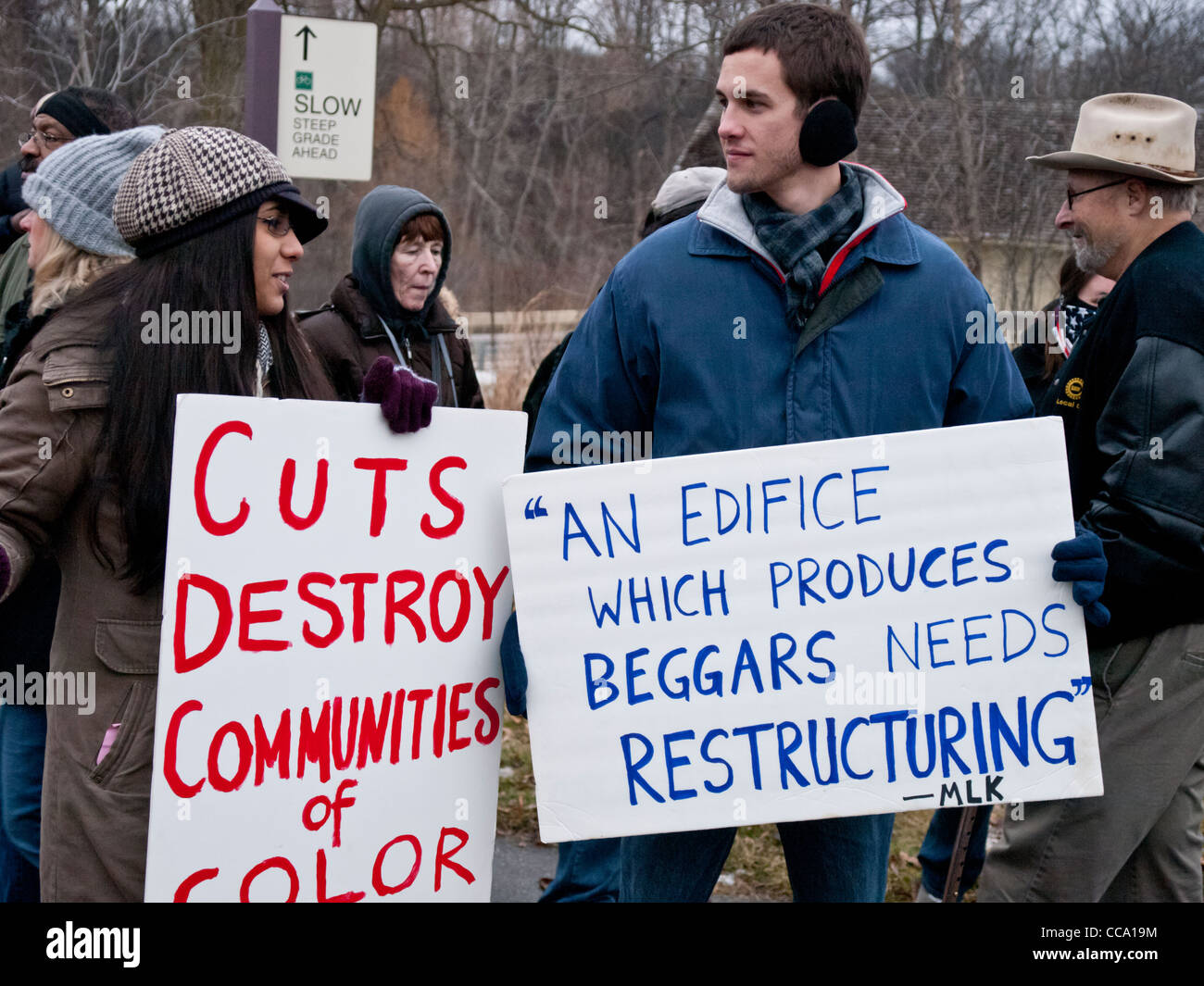 Protester in Ann Arbor Michigan gennaio 16 2012 Holding firmano a Martin Luther King giorno marzo al Governatore Rick Snyder della casa. Foto Stock