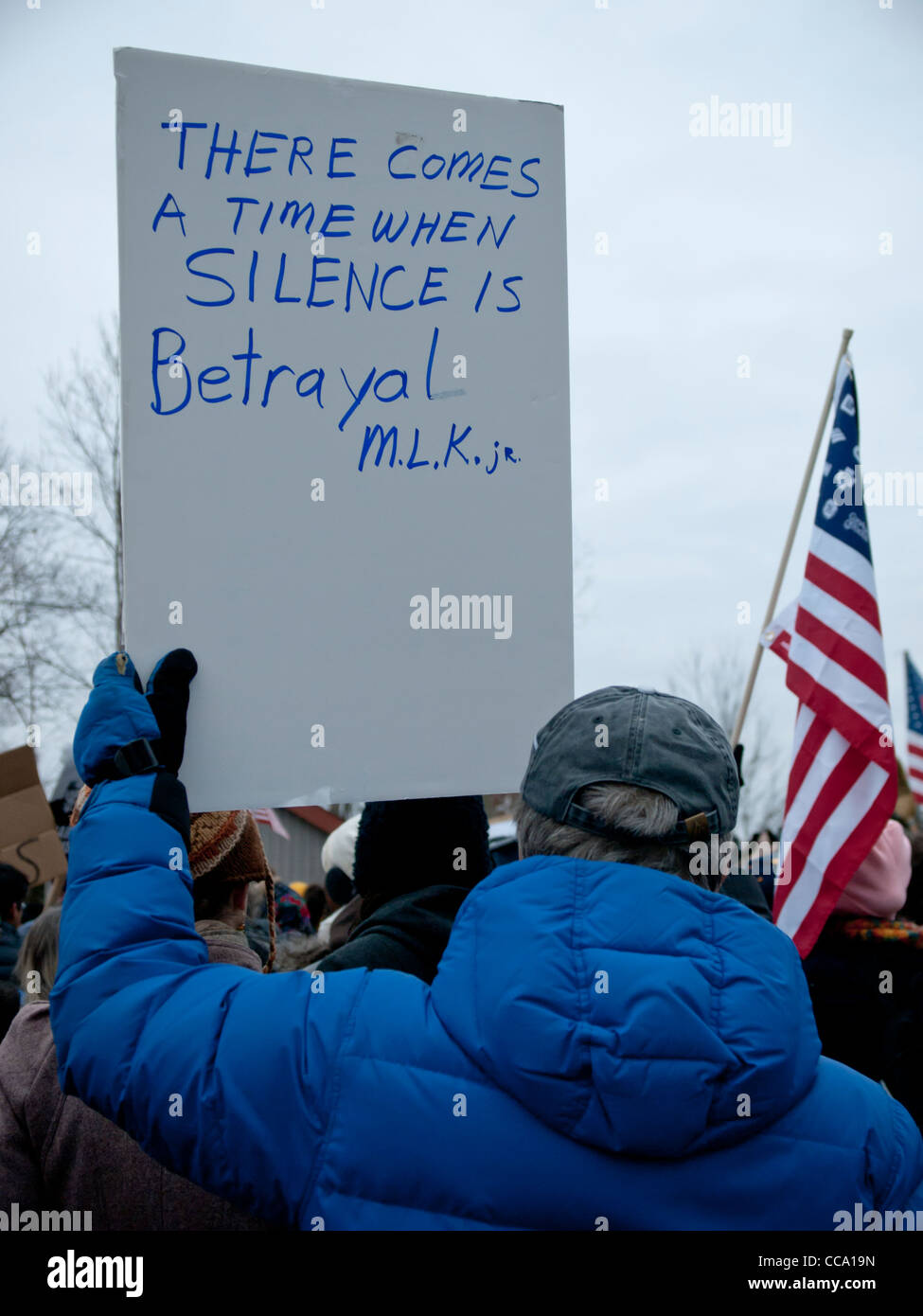 Protester in Ann Arbor Michigan gennaio 16 2012 Holding firmano a Martin Luther King giorno marzo al Governatore Rick Snyder della casa. Foto Stock