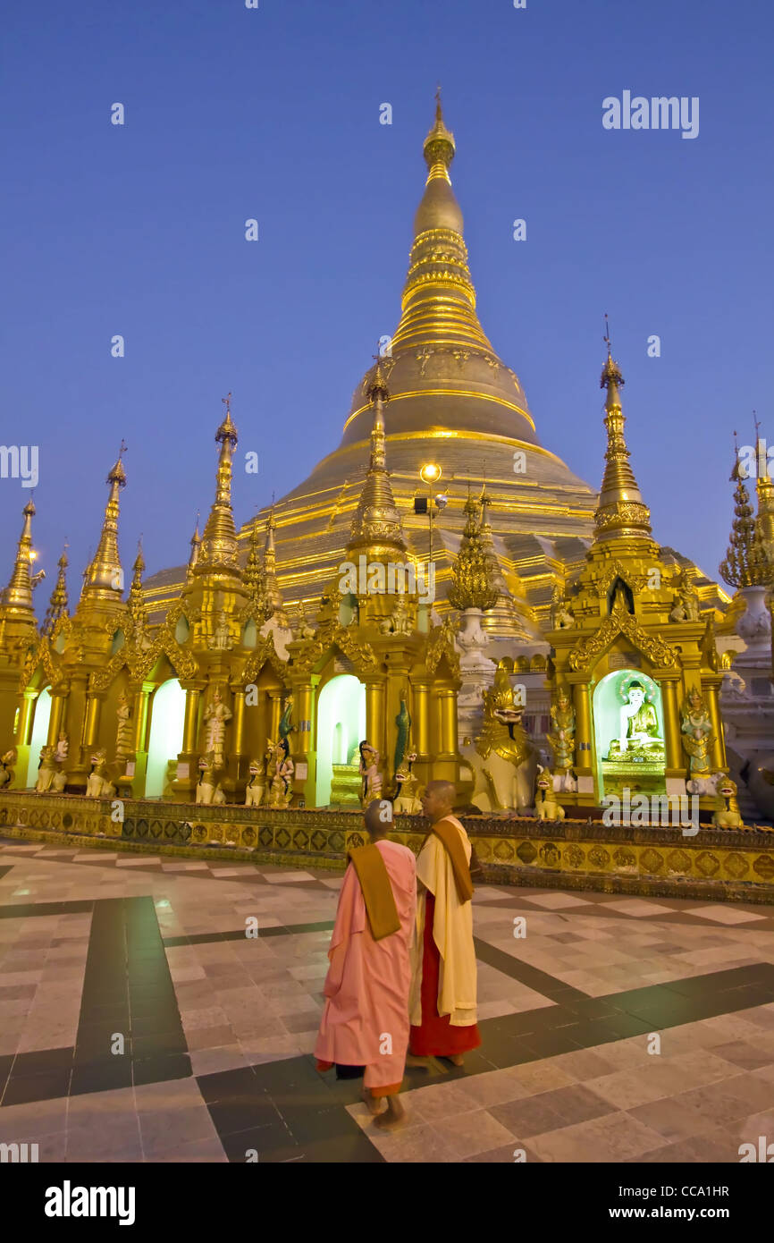 Due monache presso le principali stupa di Shwedagon Paya (Pagoda) al tramonto | Yangon (Rangoon) | Myanmar (Birmania) Foto Stock