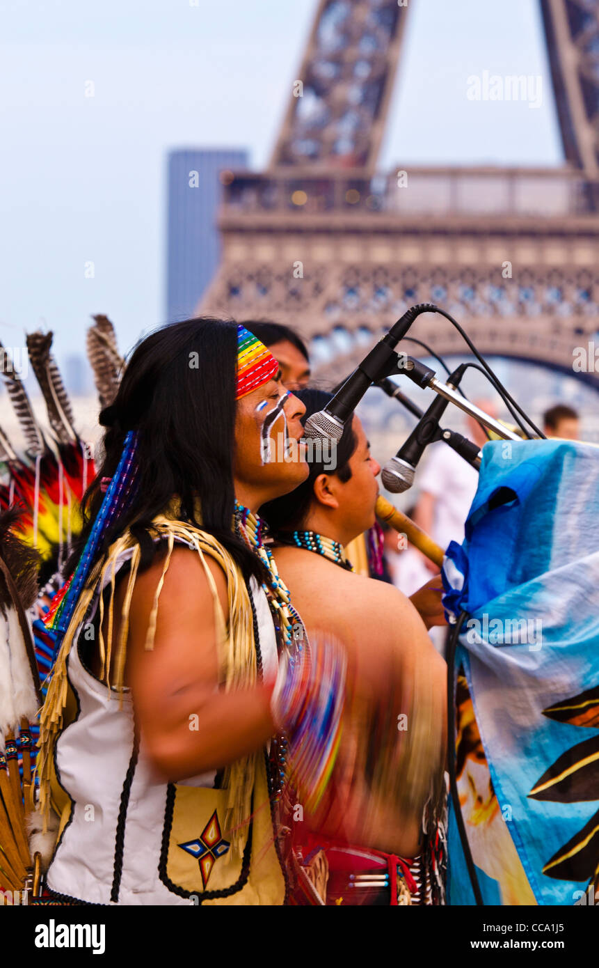 Native American esecutori al Trocadero Square (Torre Eiffel in background), Parigi, Francia Foto Stock
