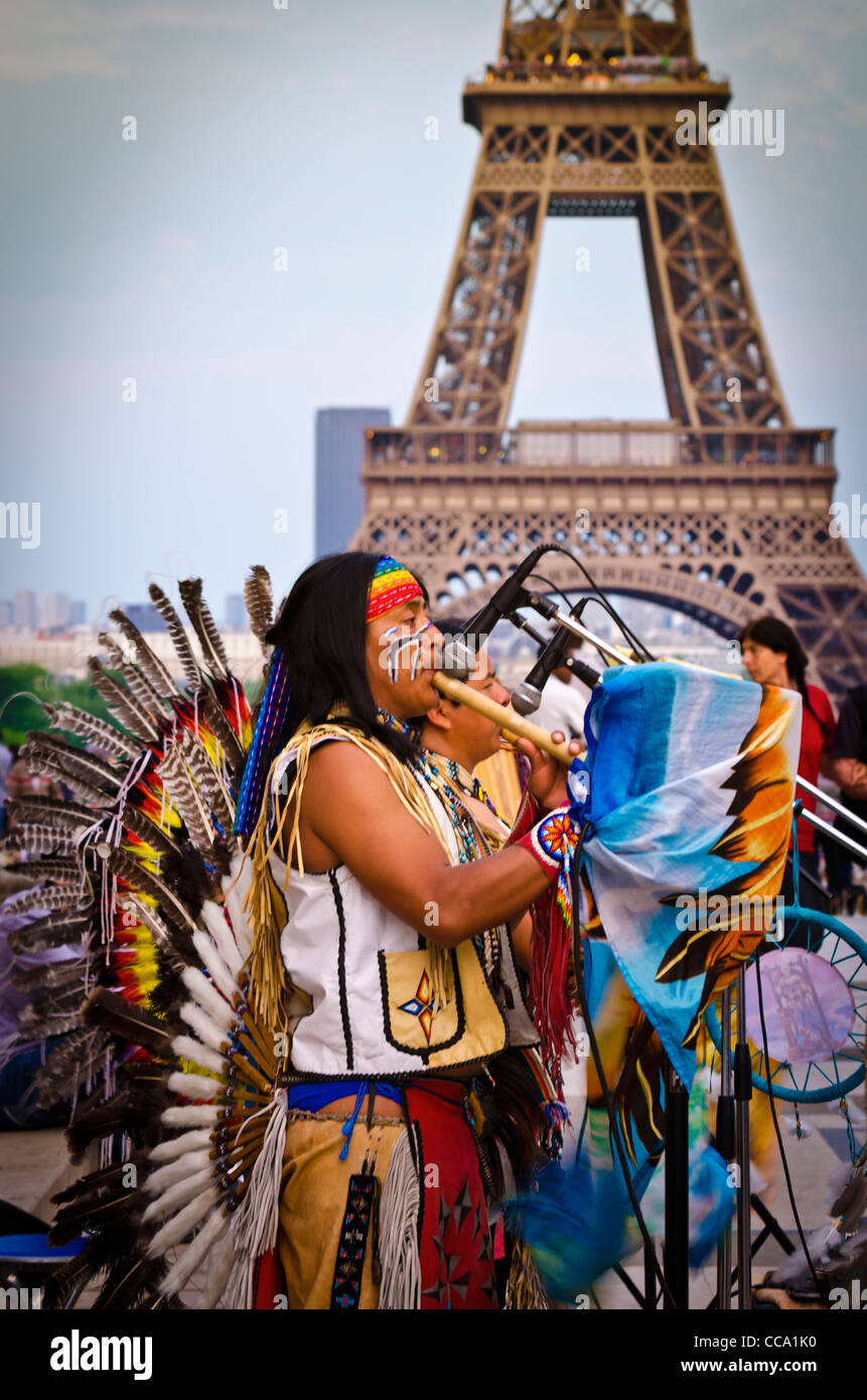 Native American esecutori al Trocadero Square (Torre Eiffel in background), Parigi, Francia Foto Stock