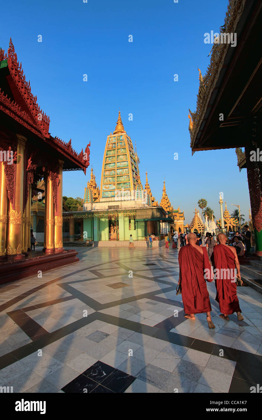 Due monaci camminare verso il Mahabodhi Tempio Stile alla Shwedagon Paya (Pagoda) | Yangon (Rangoon) | Myanmar (Birmania) Foto Stock