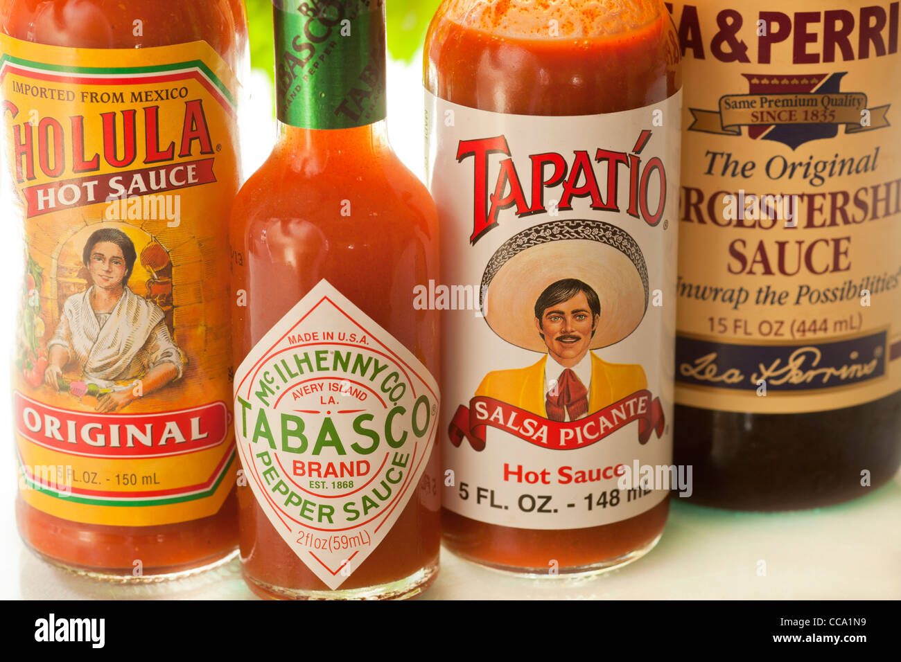 Varie hot salse e condimenti a Playa Azul Cafe, Santa Barbara, California, Stati Uniti d'America Foto Stock