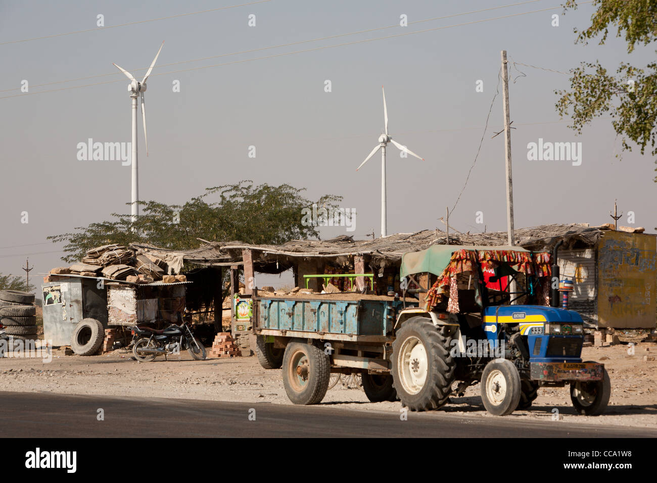 Vento moderni aerogeneratori di potenza e wind farm vicino a bada Bagh mausolei per Jaisalmer royals, vicino a Jaisalmer, nel Rajasthan, India Foto Stock