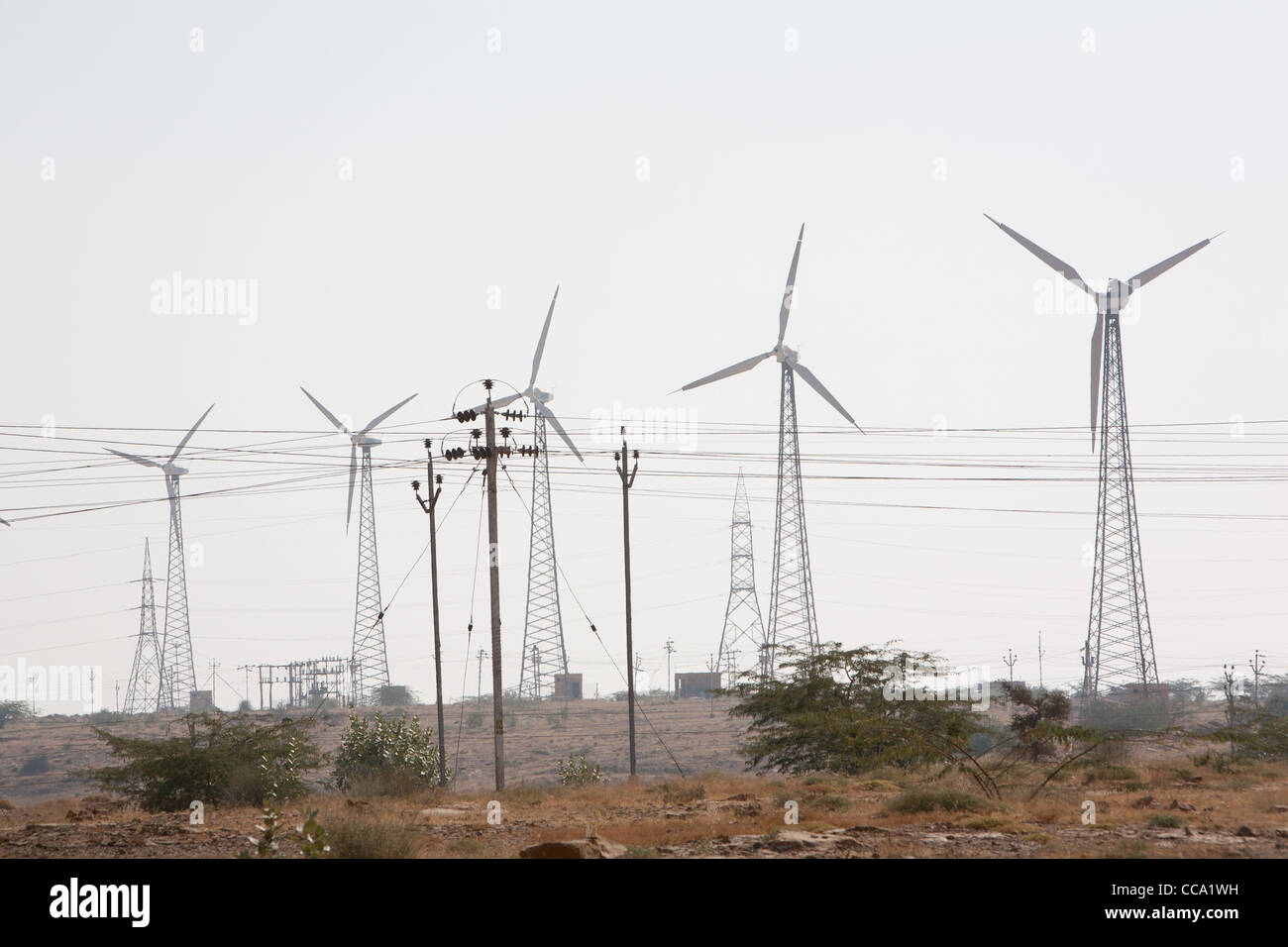 Vento moderni aerogeneratori di potenza e wind farm vicino a bada Bagh mausolei per Jaisalmer royals, vicino a Jaisalmer, nel Rajasthan, India Foto Stock