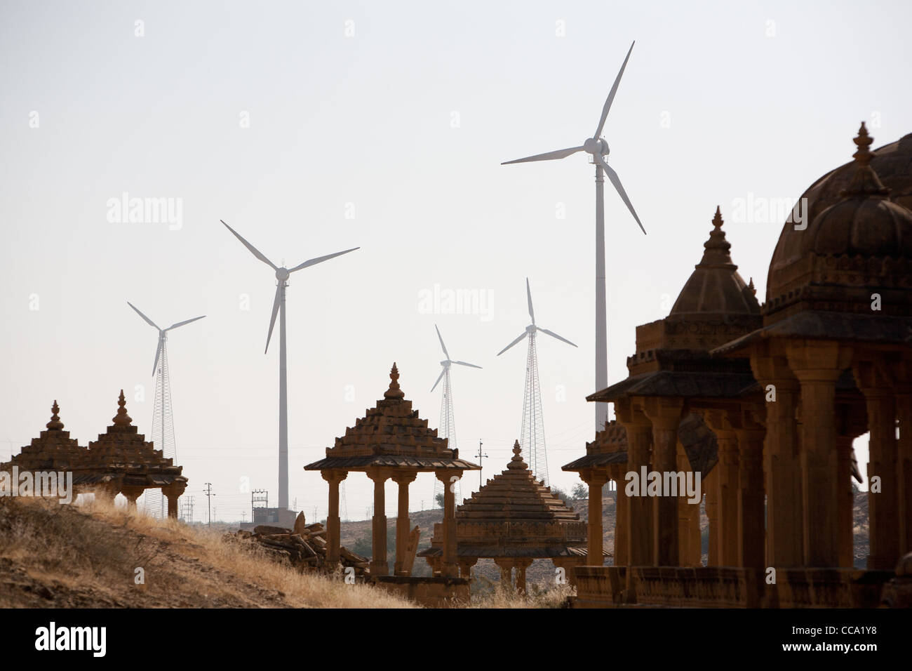 Bada Bagh (o Bara Bagh) monumenti a Jaisalmer royals (cenotafio o mausoleo), e wind farm, Rajasthan, India Foto Stock