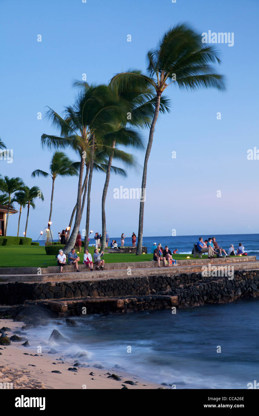 Gli ospiti godersi il tramonto a Lawai Beach, Po'IPU, Kauai, Hawaii. Foto Stock