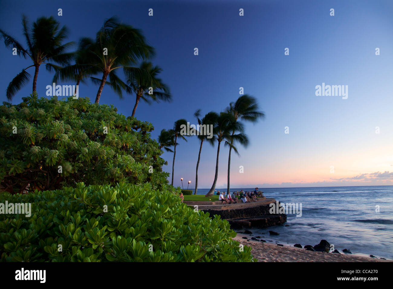 Gli ospiti godersi il tramonto a Lawai Beach, Po'IPU, Kauai, Hawaii. Foto Stock
