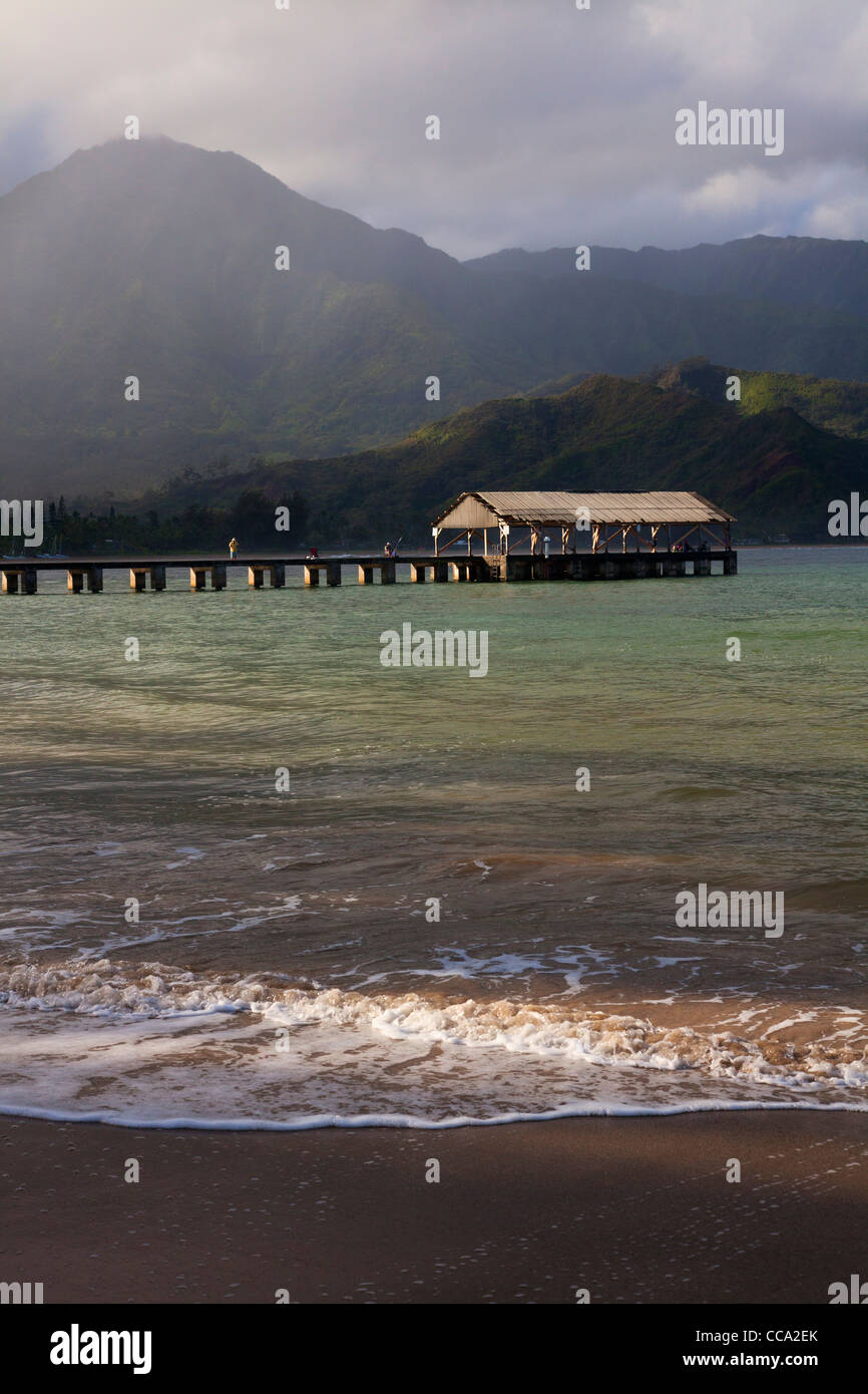 Dal Molo presso Pot Nero Beach, Hanalei Bay, Kauai, Hawaii. Foto Stock