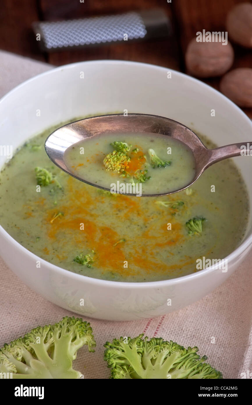 Zuppa di broccoli con Creme Fraiche e la curcuma Foto Stock