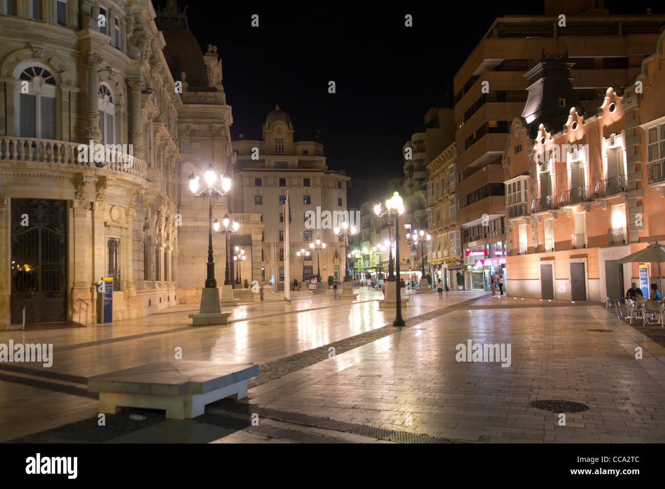 Le strade della città di Cartagena, di notte con illuminazione, Spagna Foto Stock