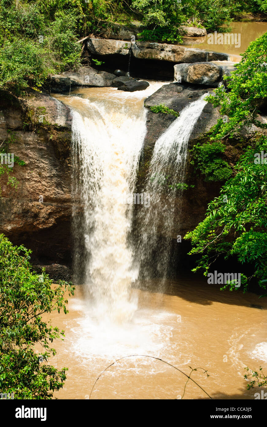 Heo Suwat cascata, il popolare attrazione del parco nazionale di Khao Yai Foto Stock